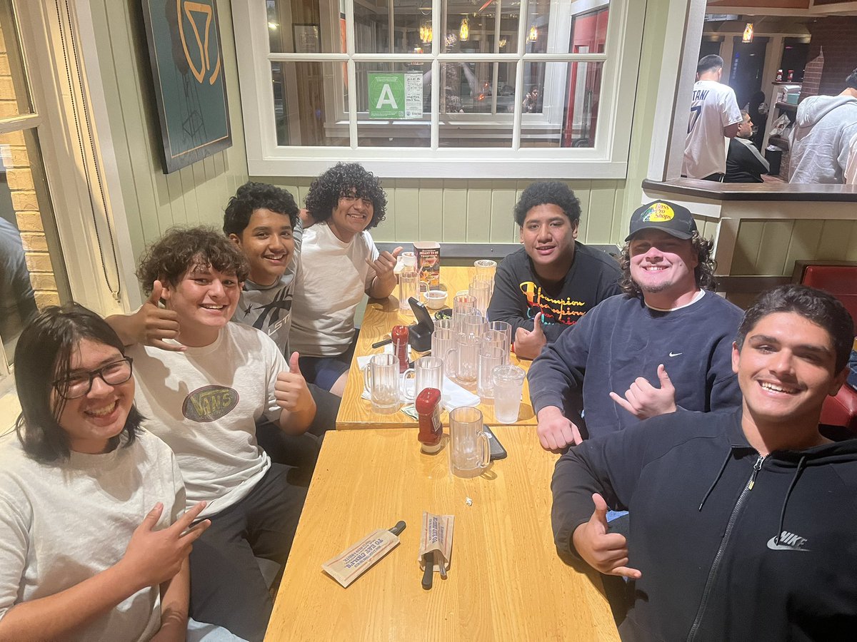 ElijahQuinonez8's tweet photo. Took my guys out to eat after a good regular season, playoffs next!!!!!!!  “NO LINE NO SHINE”🌪️🌪️🌪️ @SoonsFootball @derekbedell17 @kuenstler_james @PaluTevita44 @JonathanL25540 https://t.co/O6Nr7x5j5m