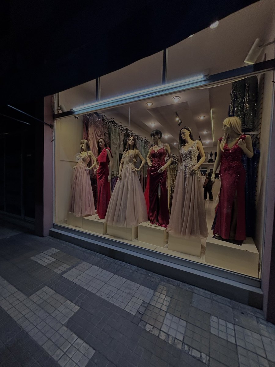 camisitabotones's tweet photo. pero si me agarras sensible, te diré que lo que más he soñado ha sido con mi graduación y llevar un vestido de princesa y verme increíblemente bonita. siempre que paso por esos estantes imagino q soy yo, y qué tiene 🫩 https://t.co/OuSZPQBUxJ