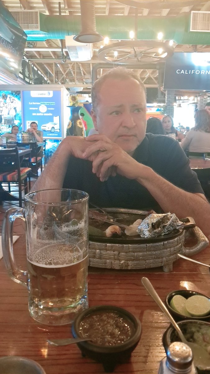 lucyveleta's tweet photo. Cena con mi pedrito... 
#Lacasadelbeisbol https://t.co/4PkBPhBOff