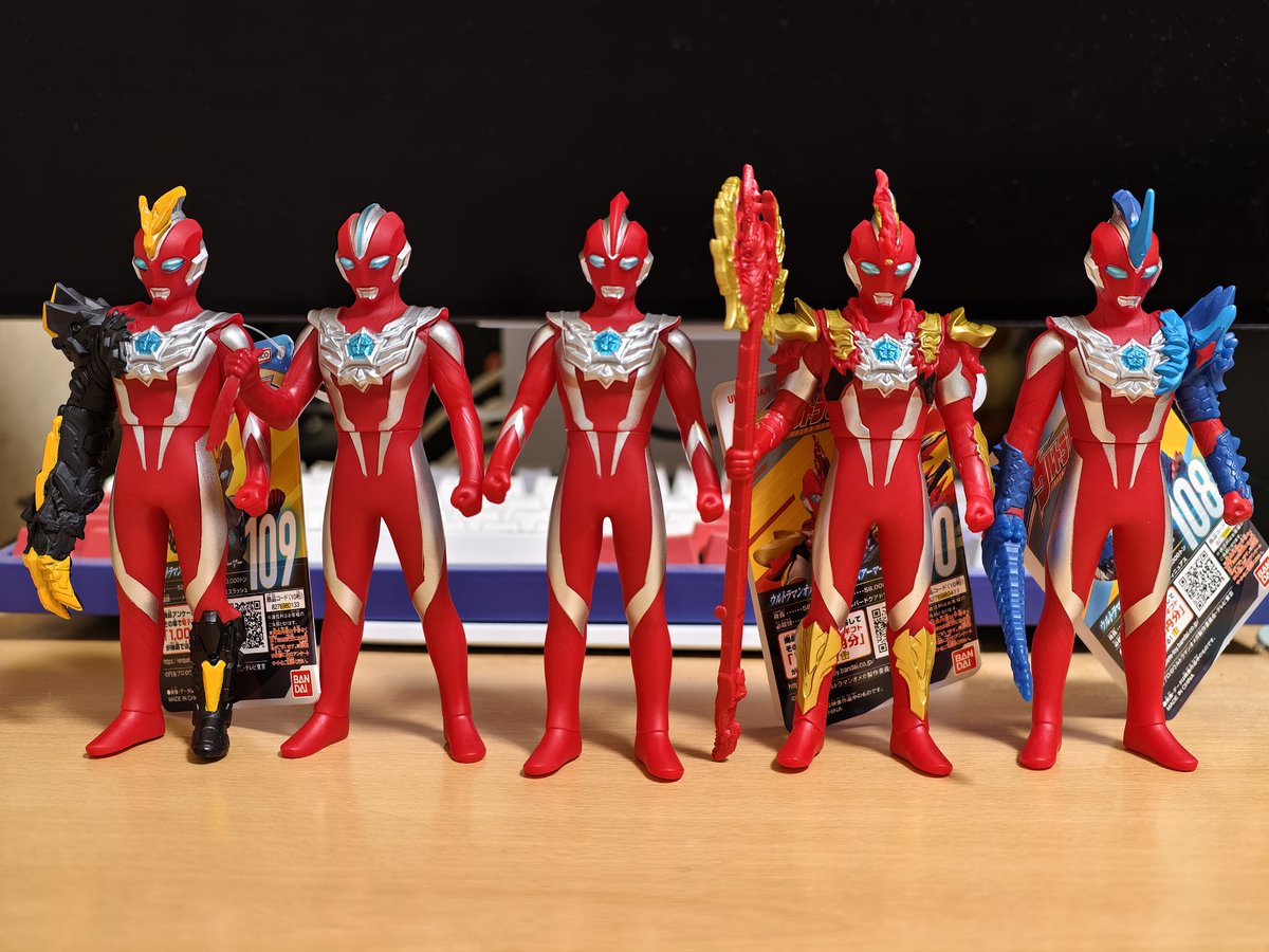 ウルトラマンオメガの様々な形態
ウルトラ赤い！
Various forms of Ultraman Omega.
Ultra Red!