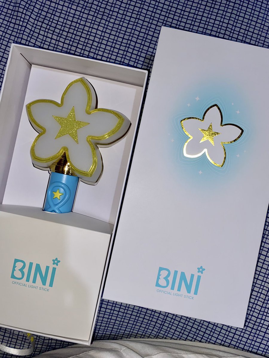 httpsmacolet's tweet image. wts lfb for sale

bini official lightstick "bloombilya" with jholet and gwenshee pcs

— ₱2k
— used once during bvwt ph arena
— can do meet up (bacoor, imus, las piñas)

rfs: quitting merch🥲

🏷️ colet maloi jhoanna gwen stacey aiah sheena mikha binified bini