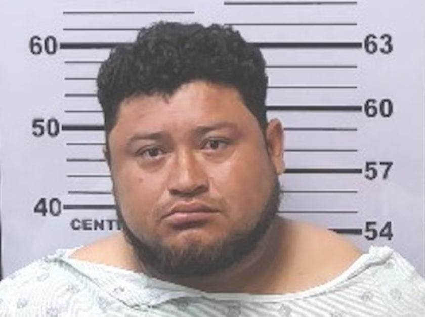 TelemundoJBR's tweet photo. Conductor en choque en el que murió un niño iba bajo la influencia, dice la policía. Franklin Arana, de 30 años, también tiene una orden de retención de ICE por ser indocumentado, según autoridades. https://t.co/PGU8BG0p5j https://t.co/FL5dxjKxW8
