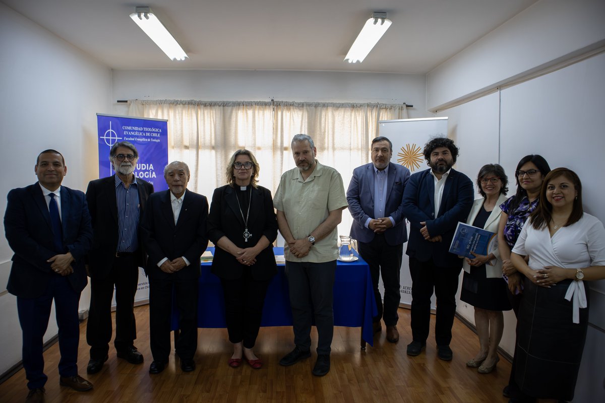 Convenio de Colaboración entre la Universidad de Academia de Humanismo Cristiano y la Comunidad Teológica Evangélica de Chile. fotografía del acto solemne de la firma del convenio.
