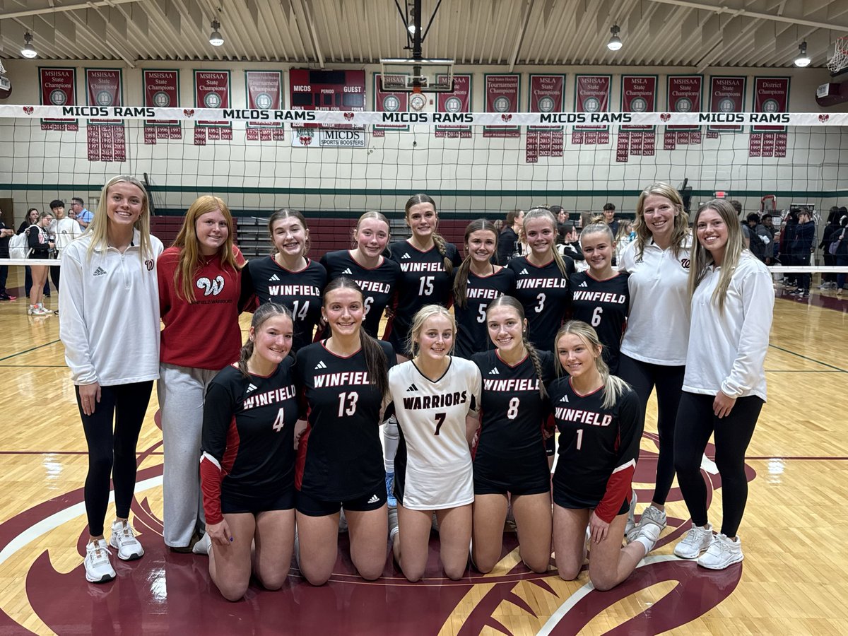 The amazing volleyball postseason run comes to an end in the elite eight. The girls were defeated today by Helias Catholic. 

Thank you for an epic postseason, girls and coaches! #oWnit