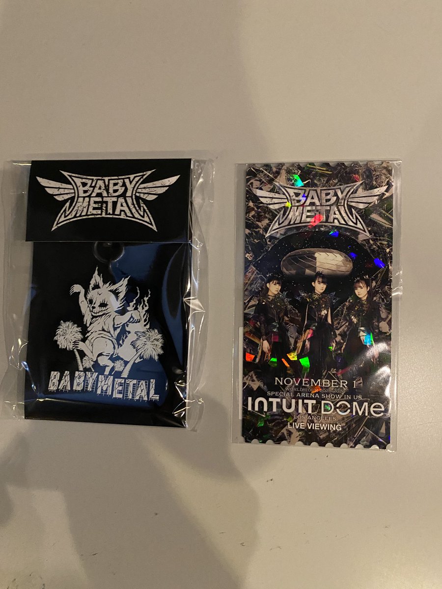 azuki_2007's tweet photo. あぅ。今日は忙しいんじゃー！まずは、 #BABYMETAL IN LAの生LV見るだよ〜!お土産も貰ったよ、すぅちゃん😁 https://t.co/HTmW0NccEu