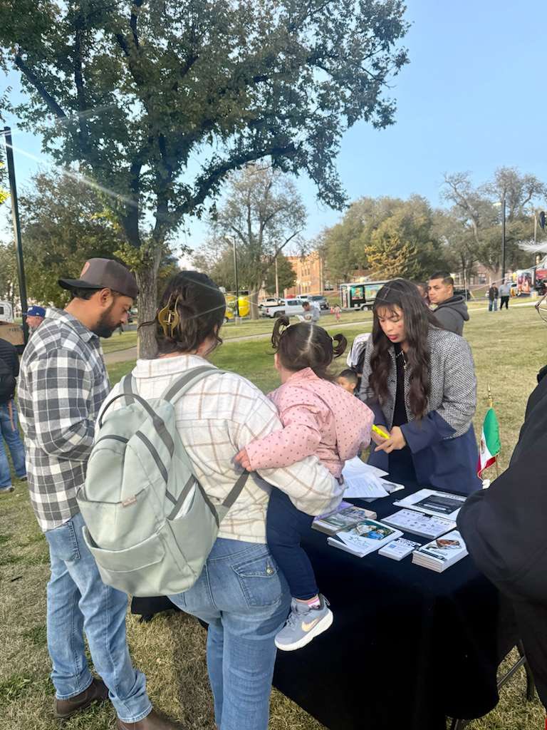 ConsulMexAlb's tweet photo. 📍Amarillo, Texas 

El #TeamAbq  @SRE_mx @ConsulMexAlb participó con una mesa informativa sobre nuestros servicios en #ProtecciónPreventiva #ProtecciónConsular en el evento organizado por @CityofAmarillo  en el marco del Día de Muertos. https://t.co/v9ozVErhaQ