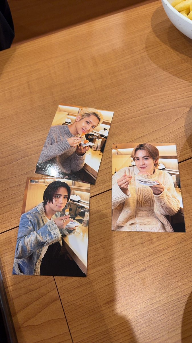 開店と同時に行ったらありがたいことに注文できました。開封する瞬間って楽しいですね😀
私はファンじゃないから名前も知らないけど、同僚に写真送ったら推しが出て喜ばれました。週明け渡すの楽しみ😌

#くら寿司RAMPAGE
#開店と同時