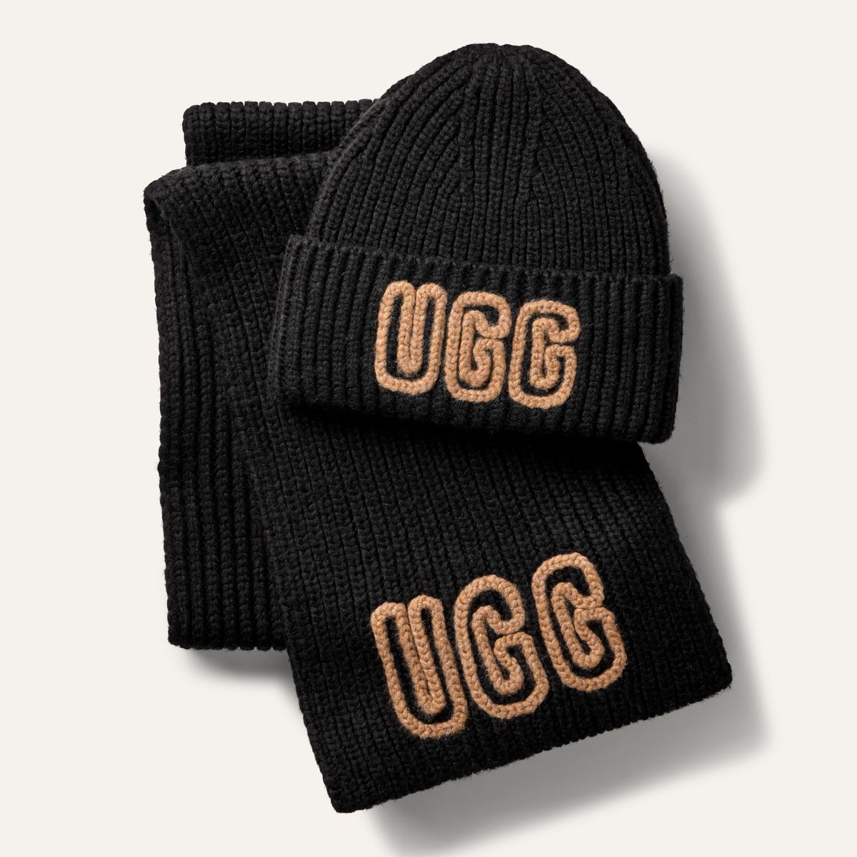 UGG®のあたたかいビーニーやイヤマフなどのアクセサリーは、秋冬の
