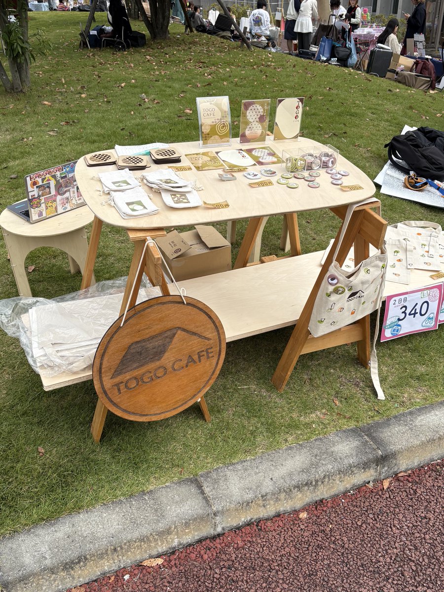 rint0kai's tweet image. 午前中は統合カフェで店番してます~🍵
デザインした缶バッチ売ってるので是非🌟

他にも可愛い商品たくさんあります！
是非遊びに来てください^_^