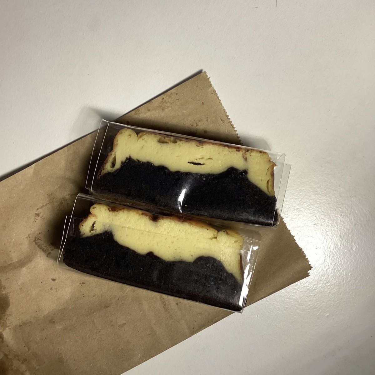 qincce's tweet photo. #keeilogs 📷 :: burnt cheesecake, brownies cheesecake 🍰

finalllyyyyyy, i have a chance to tried this one :> https://t.co/49WFnqfByZ