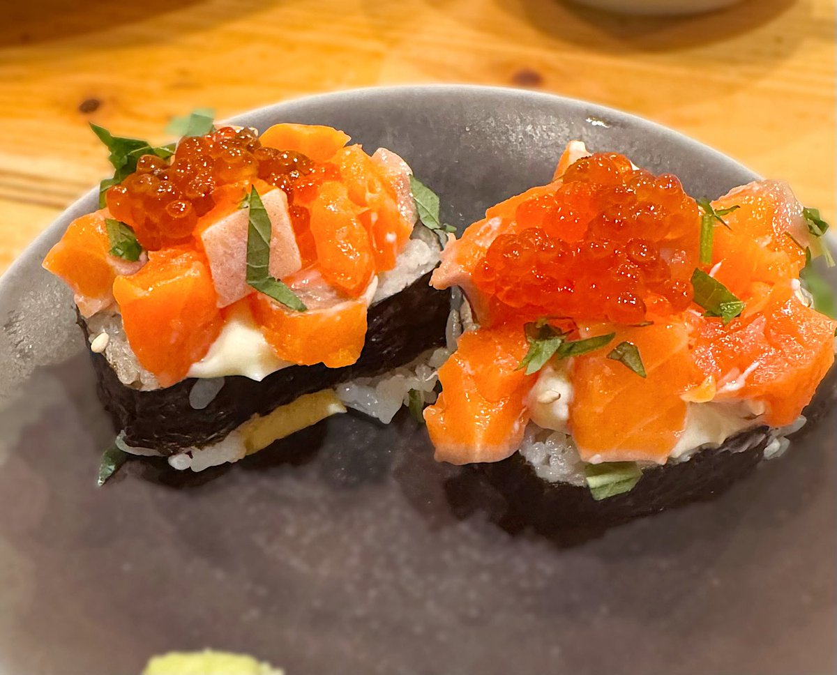 割とお伺いする事の多い #ヴィラフォンテーヌグランド羽田 
空港利用される方にとっては便利みたいです✈️
右はご一緒させて頂いた和食屋さんにて。サーモンとマヨは合う、絶対🩷