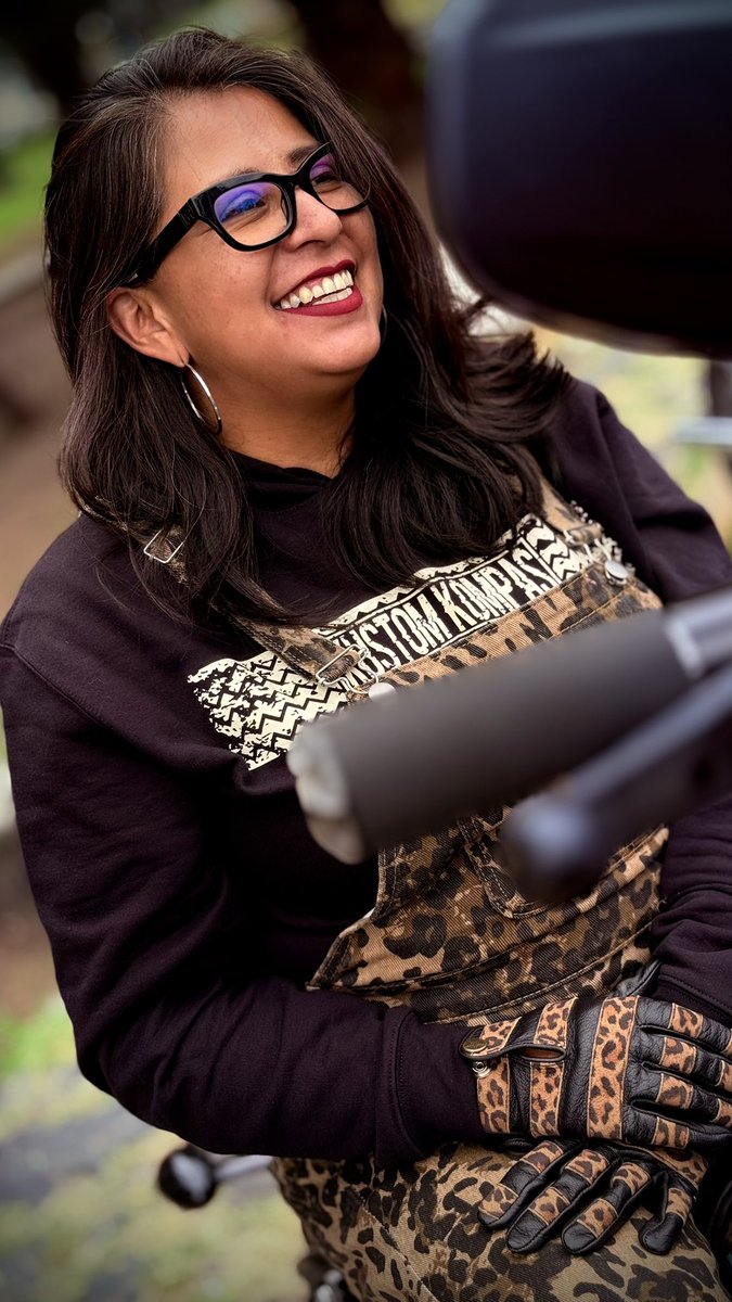 Y entonces un día dejé de preocuparme por peinar mi cabello, lo solté, ahora lo dejo ser, y solito vuelve a brillar. Así todo en la vida.