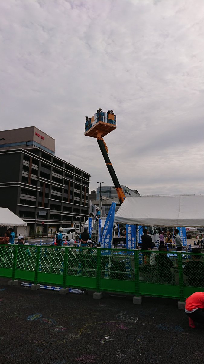 mlit_chibakoku's tweet photo. 『STAY STREET』開催中!
国道357号の避難通路を見てみませんか?
千葉市役所・千葉銀行本店前で開催中です。
道路にお絵かき、建設機械の試乗体験もできます!
#STAYSTREET https://t.co/ETUsw9oojq