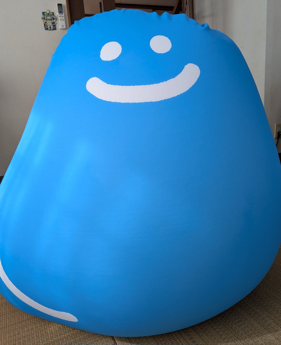 春日井製菓さんから、グミだよ。特大クッションが届きました！ 座り
