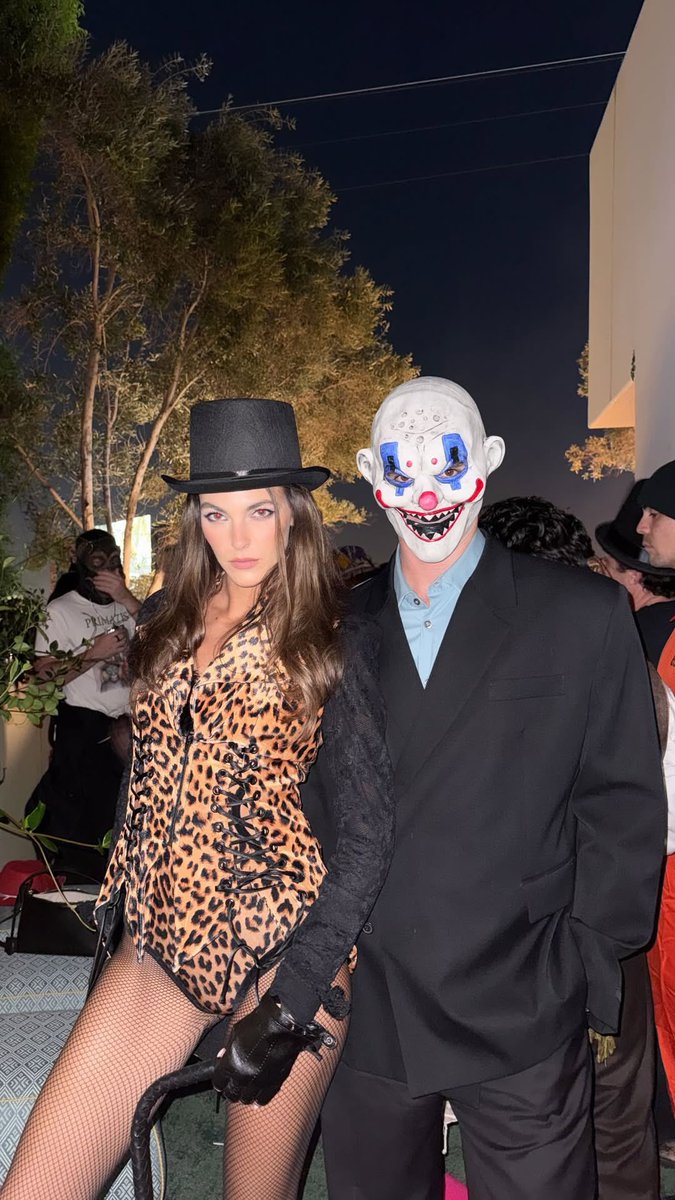 vittoriafiles's tweet photo. Vittoria Ceretti during a Halloween party last night in Los Angeles. https://t.co/DzTNIqCvg0