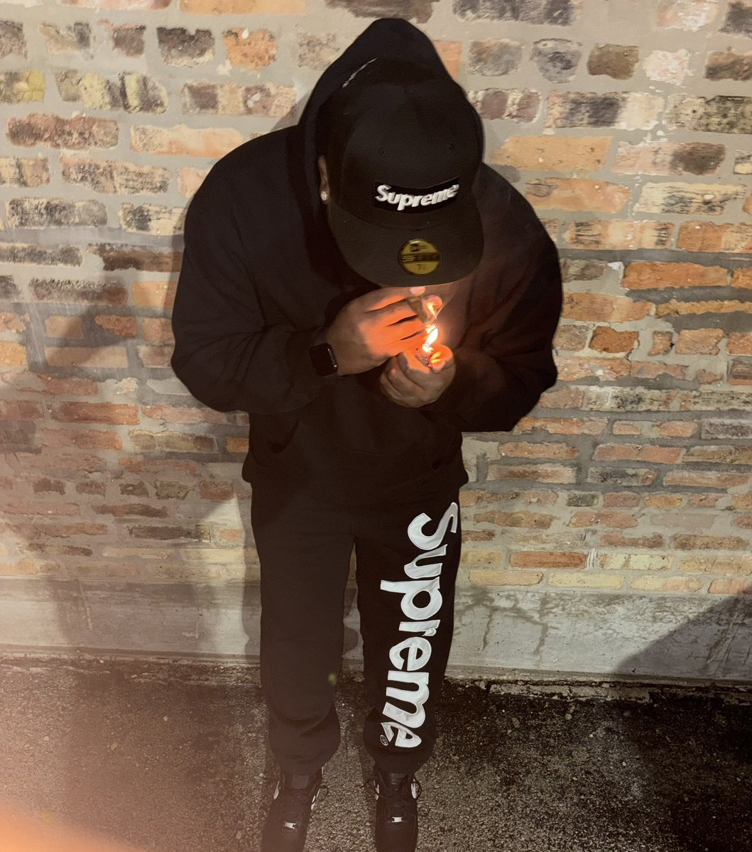 LL_COOLZAY's tweet photo. Yall know the vibes #Supreme https://t.co/4NLU9KGbzt