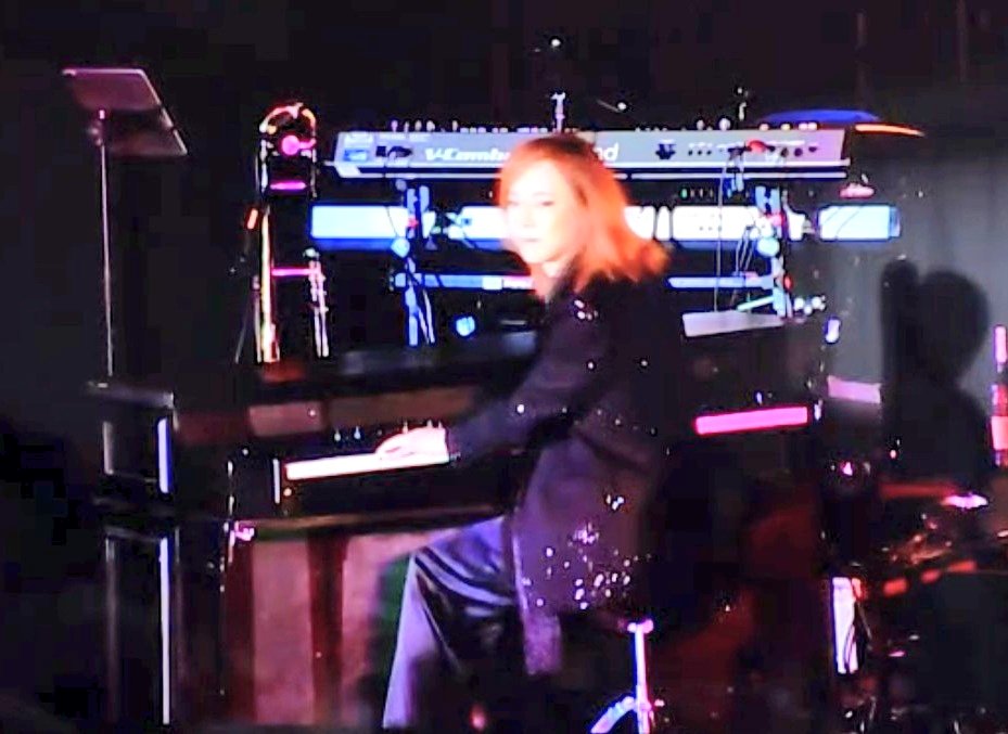 ミュージシャン HARU Miyata-Haru-fullBodyPicture.webp