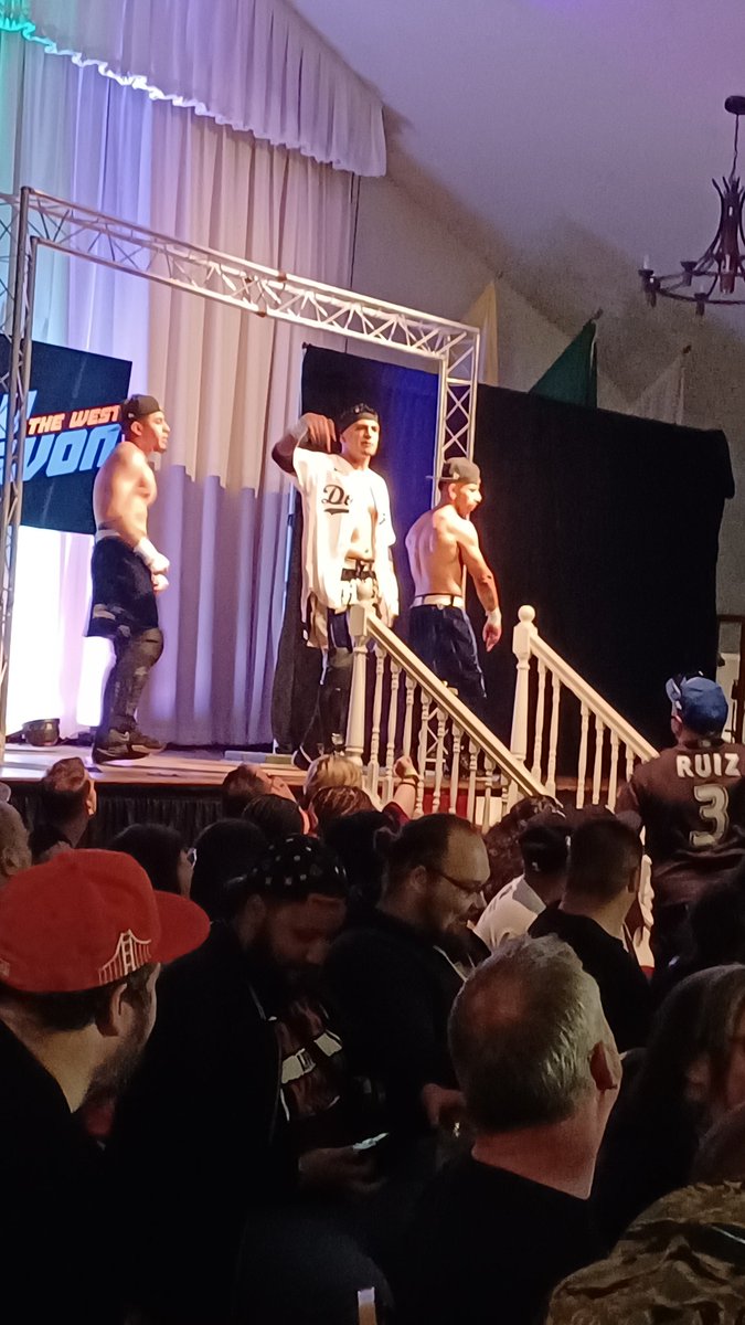 Phantom_Izuku's tweet image. Opening match, Los Suavecitos vs The Young Dead. @WCProOfficial