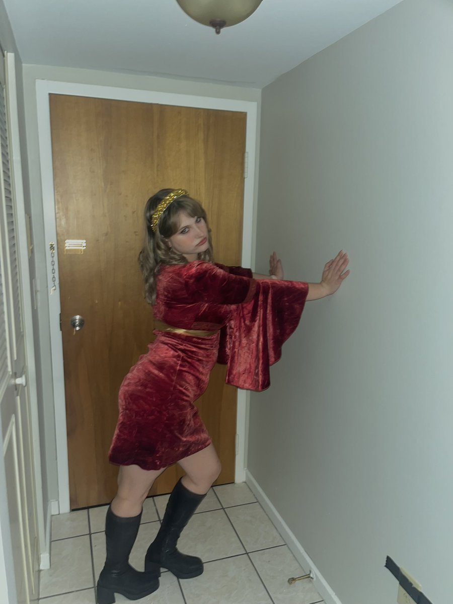 fifionaa_'s tweet photo. Fiona as Princess Buttercup for Halloween https://t.co/AyFripufwD