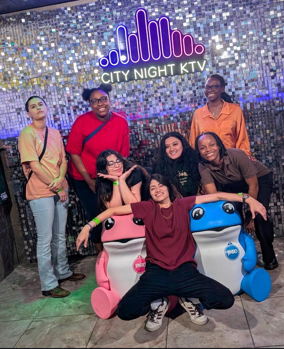 Happy happy happy birthday to my bestie my duo! Im so glad to have met you, you are literally like my long lost sister just the way we have so much in common and are both big backs LMFAO youre a joy to be around and im glad we crossed paths in gaming and became teammates besties