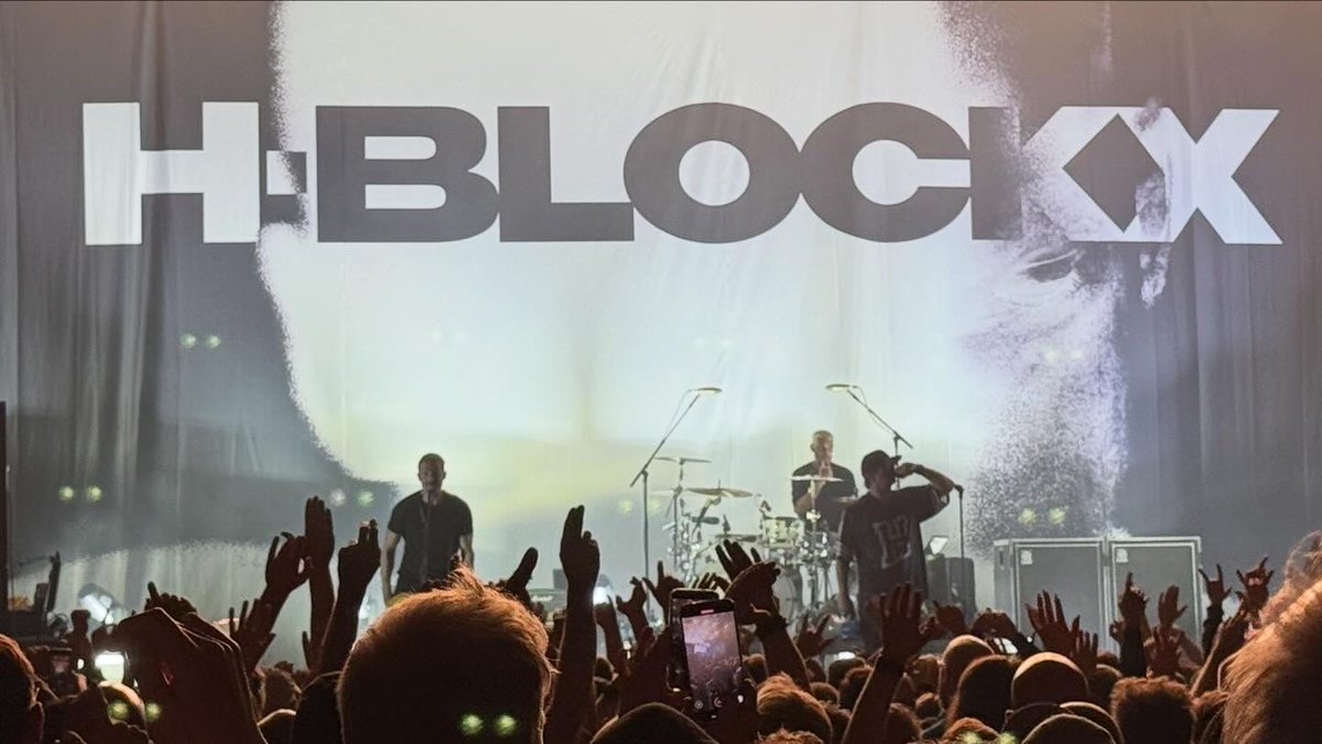 RainerReelfs's tweet photo. Das war ein ziemlich geiler #Crossover Abend gestern in Bremen🤘im #PIER2. Die #HBLOCKX aus Münster gaben sich die Ehre und haben uns ordentlich auf die Ohren 📣gegeben.
Geil war es! #rocknroll .
Die H-BLOCKX um Sänger Henning Wehland sind eine deutsche Rockband, die 1990 im westfälischen Münster gegründet wurde. Sie gilt als ein deutscher Vorreiter der Stilrichtung Crossover. Zu der Zeit sind auch musikalische Schwergewichte, wie beispielsweise #Clawfinger gross geworden. Es war eine musikalisch geile Zeit für uns Fans der härteren Musik-Fraktion. 🤘🎸