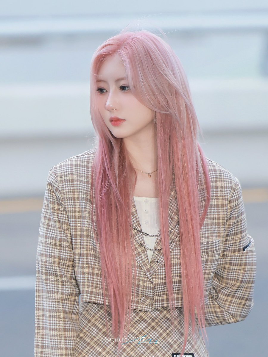 RAMIGLOBAL_'s tweet image. A fan spotted #RAMI and her mom shopping together in Myeongdong

#SHINRAMI #라미 #ラミ