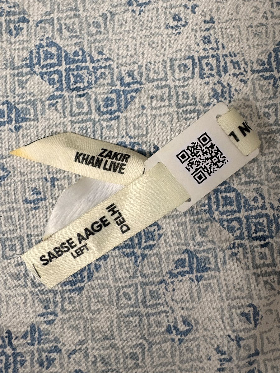 _saketanand's tweet image. First ever live show of my life — and it had to be Zakir Khan.
From YouTube nights to sabse aage wali seat, watching the man who taught us how to laugh through heartbreak. ❤️
Every pause, every smile, every silence hit different when you’re that close.
Thank you, Zakir bhai — you…