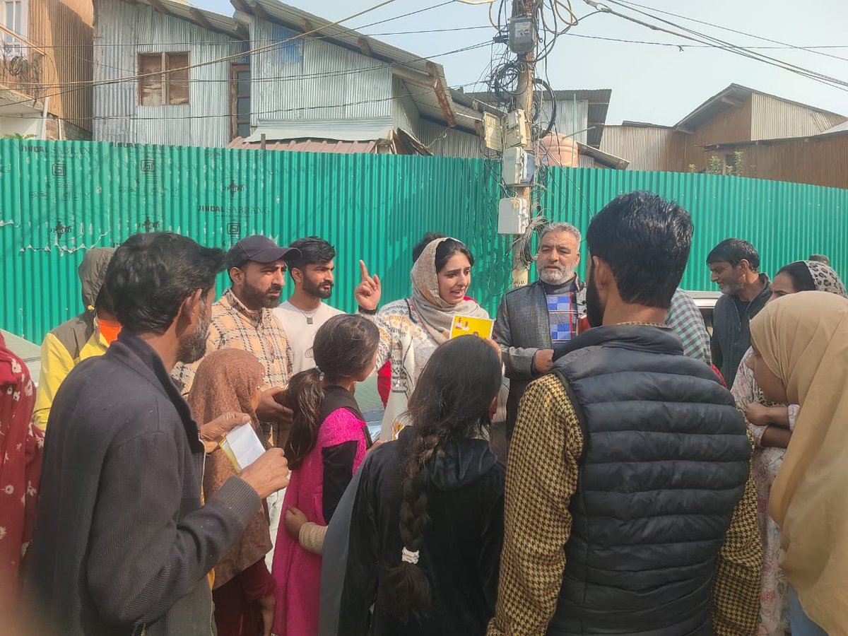 iDeebakhan's tweet image. Door to Door campaigning in Budgam. Come and join us as we connect with the people of Budgam. #VoteforAAP #VoteforDeebaKhan #Budgambyelections2025