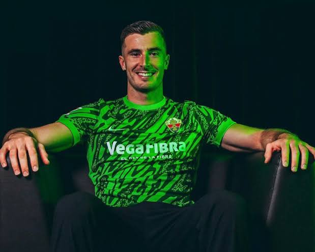 I’ve been a Barça fan long enough to know that every time we face a former keeper, he turns into bloody prime Buffon against us. 

Guess who Elche’s number 1 is…