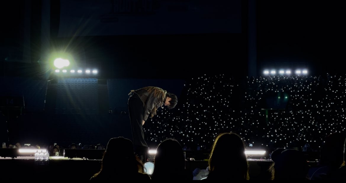 나 정말 이렇게 석진이랑 뒤에 가득한 아미밤들 보이는 모습이 너무 좋아 … 그래서 돌출 나오면 사진 안찍어야지 !!!! 하다가 너무 예뻐서 계속 찍게됨… 🥹🥹