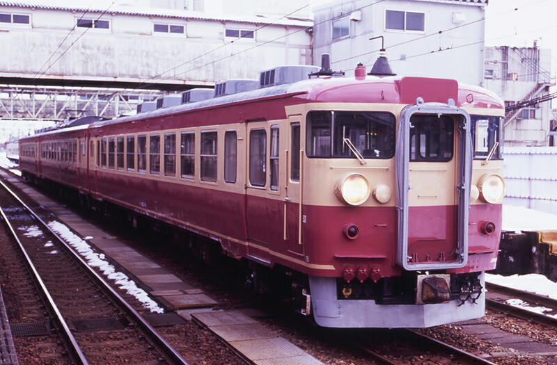 OhlinsM's tweet photo. えちごトキめき鉄道の４１３系が塗装変更をすると
ネットで話題になっていますが
おそらくこれに塗り直すんだと思います。

今更初代北陸色に塗り直しても
コンセプトがぶち壊しになってしまうし
作ったＨＭが全部無駄になってしまいますからね

この写真は当ＨＰより持ってきました。 https://t.co/4nPptx2njc