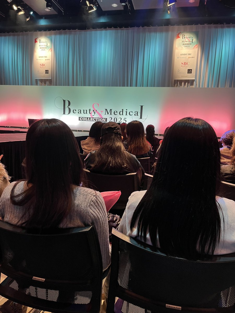 yachan13_'s tweet photo. 初開催の
【Beauty & Medical Collection 2025】
に行って来ました！！感動🥹👏

射撃があったり、ドリンクバーがあったり、
めちゃかわなフォトスペースがあったり、
ともちん、ゆうこすさん、（あとJOYさん）の顔がはっきり見れてこれでこの料金は安すぎ🥰（1000円）

8000円もするブースター美容液がもらえたのはびっくり🫢

ドリンクバーで配ってたエステプロラボ酵素ドリンク美味しすぎて購入迷う😕
（Qoo10メガ割狙う商品決まった）

いろいろな出会いがあり、すごく楽しかったので、2回目あったら絶対に行きたい‼️

#BMC