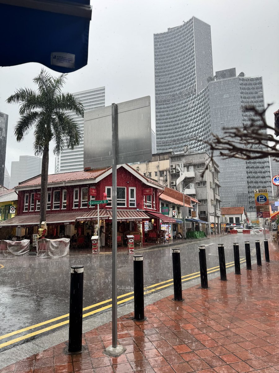 makincyo52's tweet photo. 昨日からシンガポール
空港出たら37℃🥵
雨季なのでスコールが・・・ https://t.co/r4gac1opeh