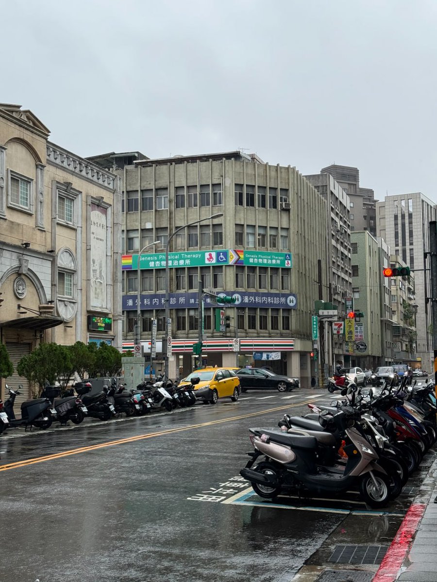 Waycsutton's tweet image. 永康街の屋台から湯気が立ってて、みんな傘をさして並んでるのが、なんだか癒しを待ってるみたい🌂