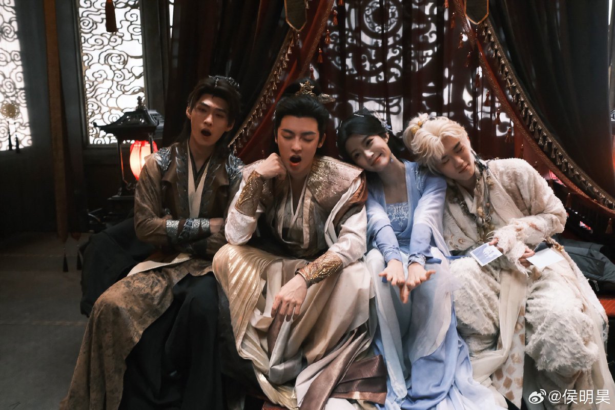 itiswhaitis_'s tweet photo. our cutest fam of four 🥹🫶🏽
#LoveInTheClouds #HouMinghao #LuYuxiao #LuQi #YuYao https://t.co/LBvaFE0fR1