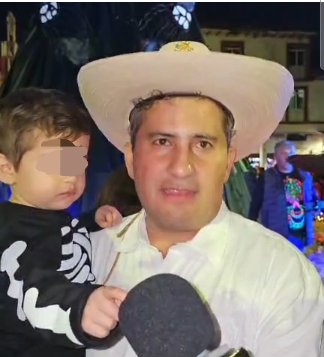 Carlos Manzo ✝️ fue entrevistado en el Centro de Uruapan minutos antes de su ataque mortal.

Cargaba a su pequeño hijo y estaba muy contento por la ocupación hotelera y el turismo en su ciudad. 

No solo asesinaron a un alcalde sino mataron a un padre de familia de 40 años: 🕊