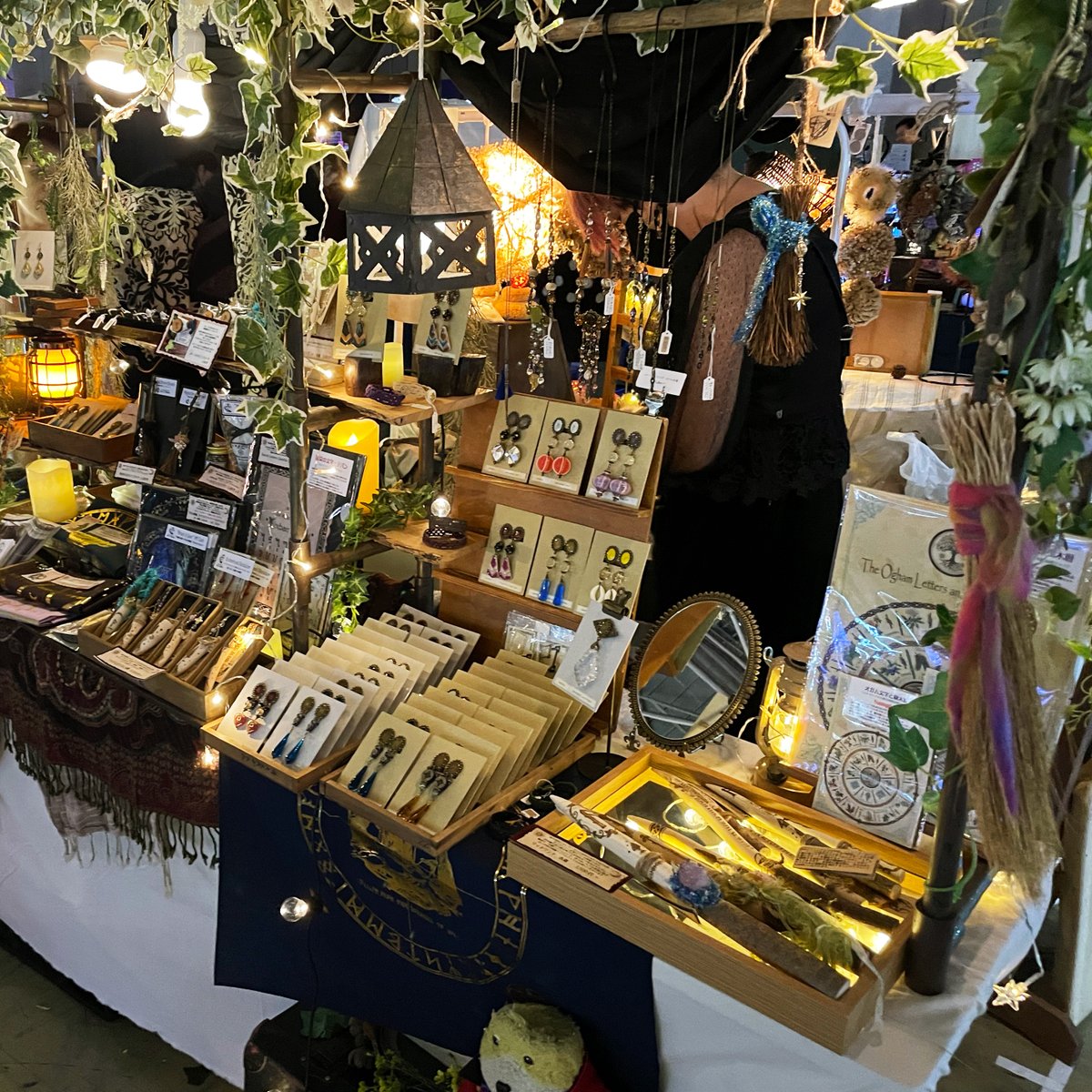 droeminat's tweet image. #デザフェス62 にルーン文字やケルト、wiccaのアクセサリーや魔術道具で参加します。
参加メンバーはwaterblue @mutchie そらのともしび @soranotomoshibi です。

・11/15-16
・drøminat（ドレミナ）
・K-266（暗いエリア）

#デザフェス62リポスト @designfesta 

委託参加: @mitikau @Tinkle_tunc