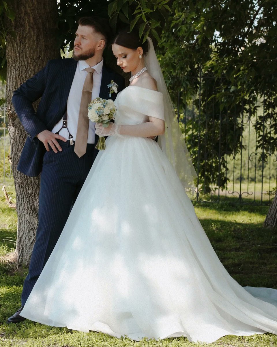 Тоже была классика. Всю свадьбу чувствовала себя принцессой/аристократкой, максимально нравилась пышная юбка с подъюбником. Плюс я сама купила чокер, перчатки, серьги и украшение в волосы за три копейки на алике 🥰