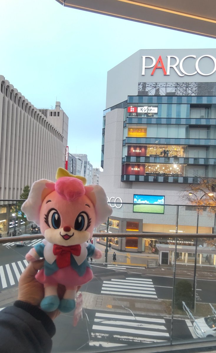 KewpieTarako923's tweet photo. シン・4プラ3Fテラスからえいるちゃむと記念撮影の図(笑)(*^^*)。
#ツピコモノ
#つぴー
#Zappy
#にゃっちとシマたん
#エイルルネット
#エイルちゃん
#えいるちゃむ
#4プラ
#4pla
#4PLA
#新4プラ
#シン4プラ
#パルコ
#PARCO
#三越
#札幌三越
#セレクトマーケット
#SelectMarket
@mitsukoshi_sa https://t.co/aLyJJlbajp