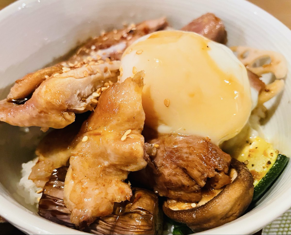 又一家花蓮罷傅店家即將結束營業

麵包沾醬帶著天然食材的香氣
小小一碟沙拉裡有豐富的生菜
丼飯裡澎湃的雞腿肉啊
覺得這價位其實一點都不貴

最近若有路過花蓮
推這家店～

#花蓮
#肉肉餐桌
#花蓮市中華路183號