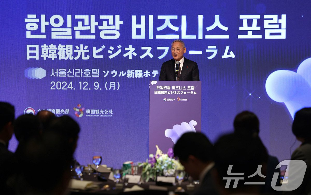 선후 표기에 상관없는 관계는 선후를  한 가지로 통일하되, 선후 표기에 신경을 쓸 경우 해당 각 나라 말로 표기할 때는 그냥 그 나라 표현대로 해당국을 앞세워서 씀.
여기 보면 그런 실레인 데 3국이 자기나라 말로 
한일중
일중한
중일한으로 씀
한일 관계 행사도 각기 서로 한일 일한이라 씀