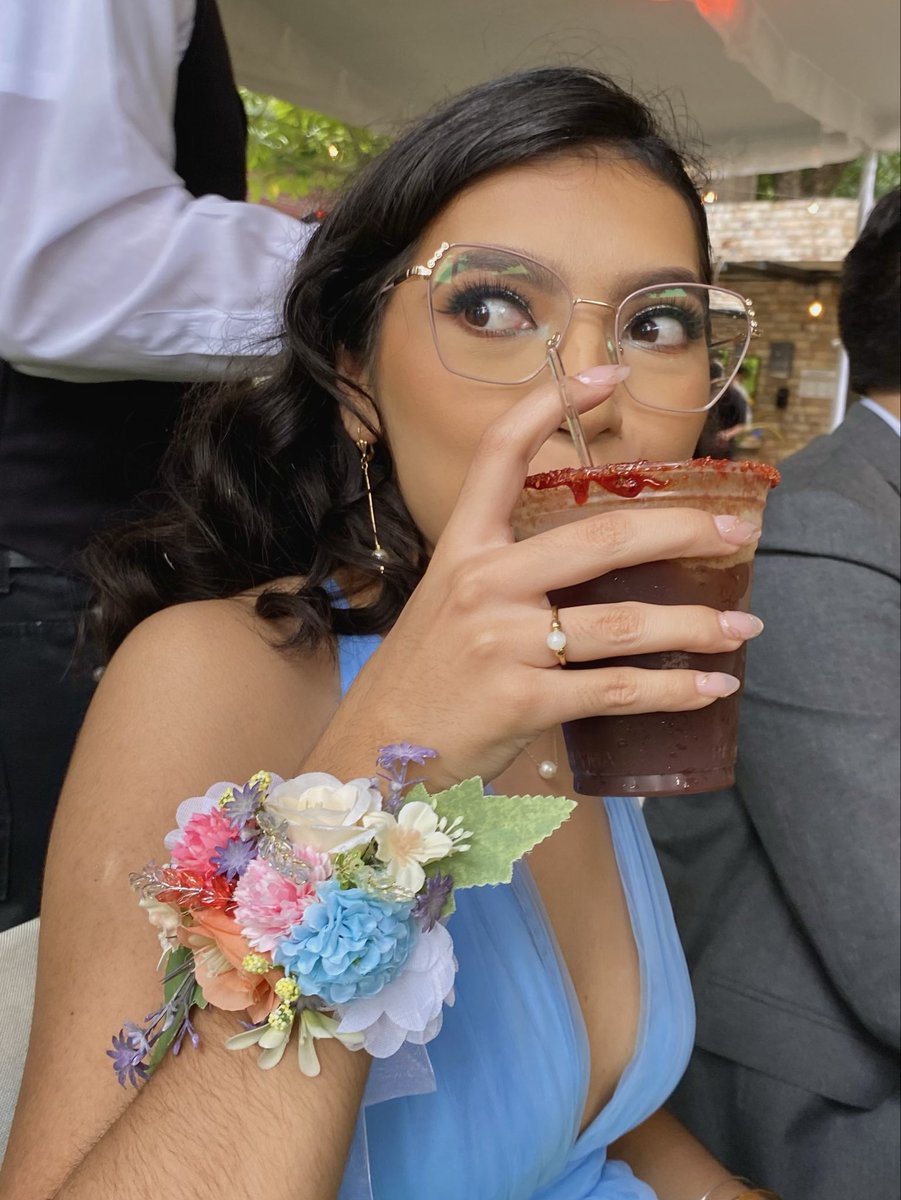 pauminator's tweet image. si me dieran un peso por cada foto que me han tomado con una michelada en la mano, tendría 4 pesos, lo cual no es mucho pero es curioso que sean 4 pesos