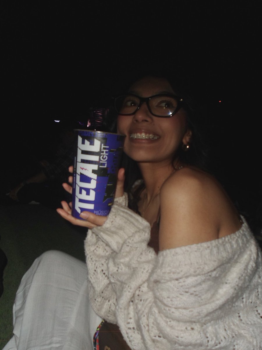 pauminator's tweet image. si me dieran un peso por cada foto que me han tomado con una michelada en la mano, tendría 4 pesos, lo cual no es mucho pero es curioso que sean 4 pesos