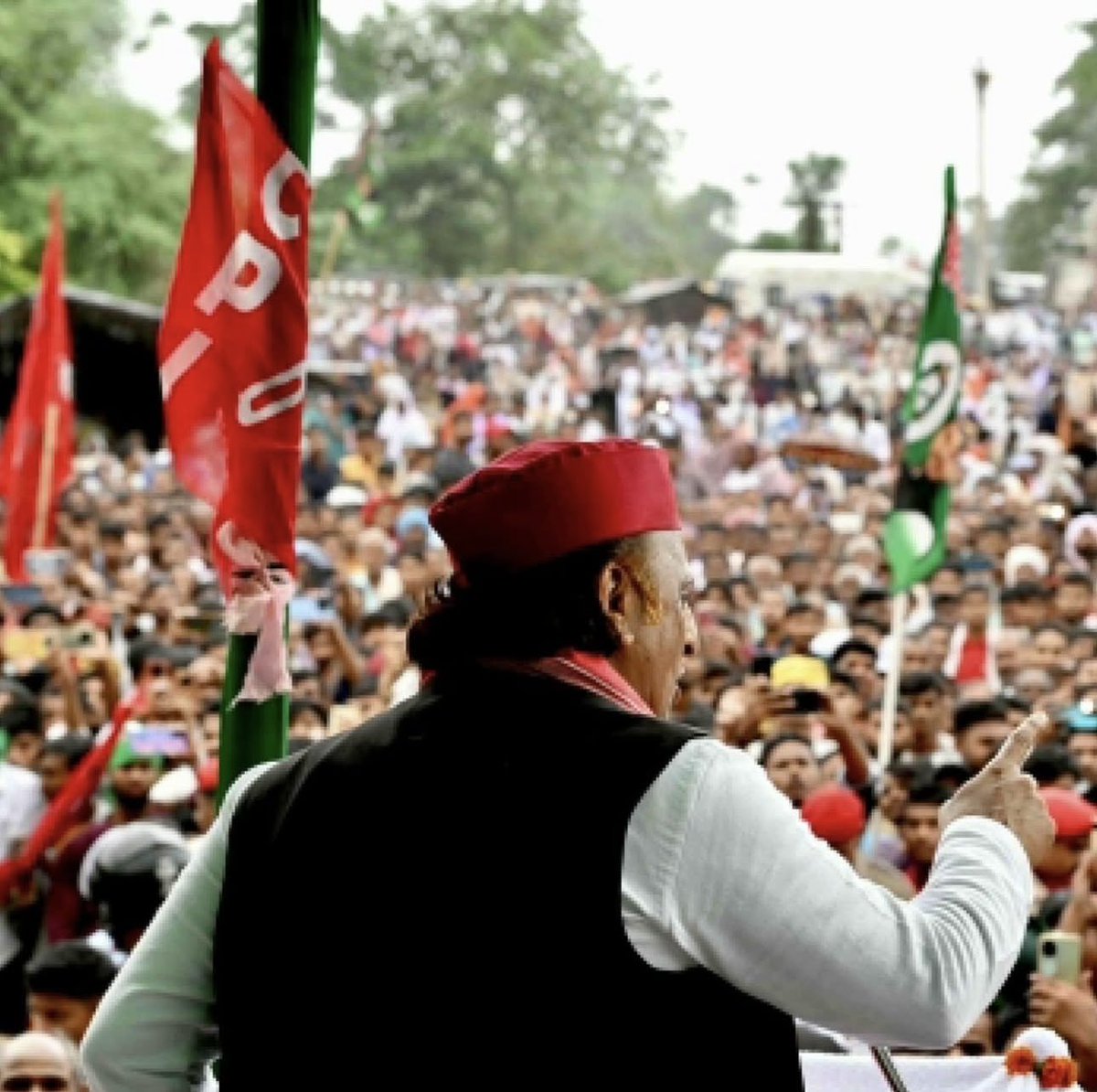 SinghArvindGope's tweet photo. अखिलेश यादव जी भारत के सबसे लोकप्रिय नेताओं में से एक है, जो नेताजी के दिखाए रास्ते पर पूर्ण निष्ठा से चल रहे हैं। बिहार में INDIA गठबंधन के लिए अखिलेश जी जो मेहनत और समर्पण से प्रचार कर रहे है,
बिना किसी सीट या राजनीतिक फायदे की चाह के, यह बखूबी दर्शाता है उनकी PDA के अधिकारों को बचाने की लड़ाई और उनके उज्ज्वल भविष्य के प्रति उनकी प्रतिबद्धता को। 
हमारे नेता के नेतृत्व में समाजवादी पार्टी INDIA गठबंधन के लिए अथक प्रयास कर रही है, और हमे उम्मीद है की ये लड़ाई हम लड़ेंगे भी और जीतेंगे भी। 
नेताजी आपको और आपके निरंतर बढ़ते PDA परिवार को देखकर बहुत ख़ुश होते होंगे। 
आगे बढ़ते रहिए अखिलेश जी, हम सब आपके साथ है।