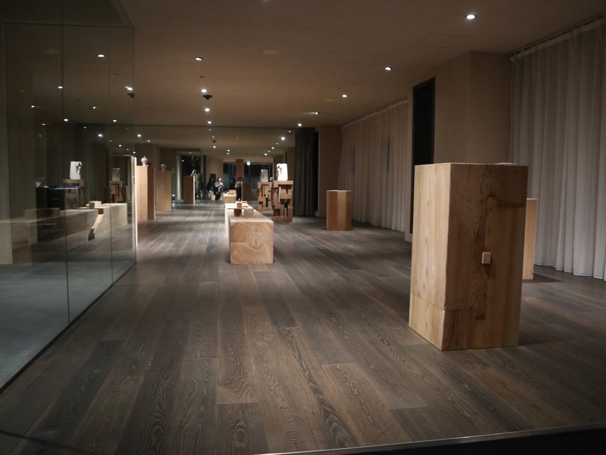 tecture1's tweet image. #DESIGNARTTOKYO2025  
南青山 MAP36,36
Time &amp;amp; Style Atmosphere
1-2F「柱と継ぎ手 日本の自然と伝統を受け継ぐ象徴」
3F CKR×Orrefors 直径60cm特製ガラス花器〈Black Hole Vase〉※スウェーデン国立美術館収蔵予定
mag.tecture.jp/event/20251021…
 
#DESIGNART #タイムアンドスタイル #TECTURE