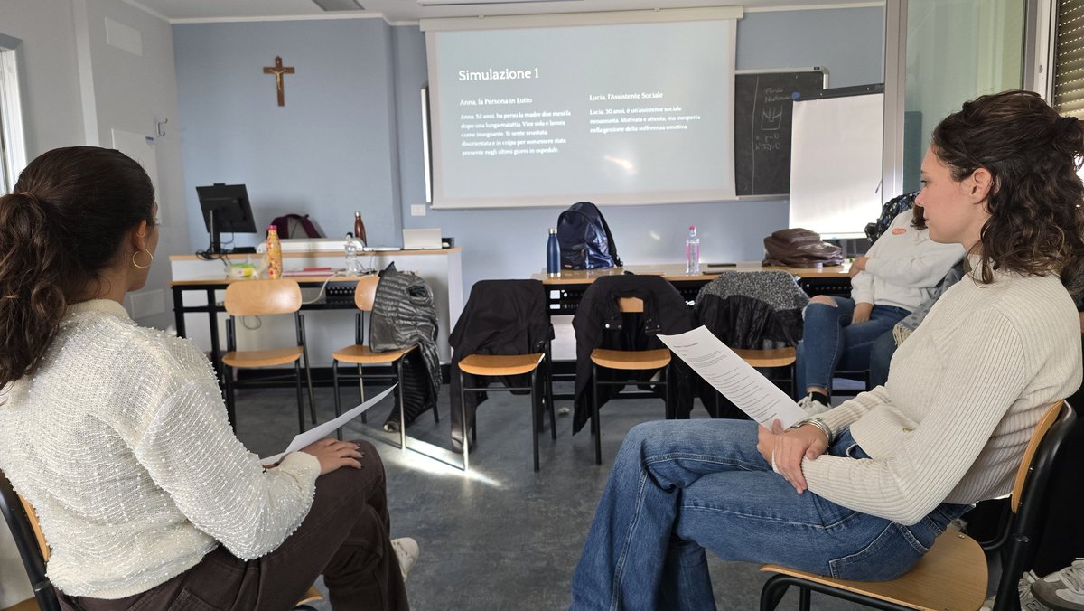 LBolzonello's tweet image. "Sentivo la sua fatica", "ero concentrata su di me, non volevo dire cose sbagliate". #roleplaying di un #colloquio con una persona in #lutto.  Sono proprio queste le prime criticità che si sperimentano, ma poi l'esperienza e le competenze aiutano. Brave ragazze! 
@Unicatt