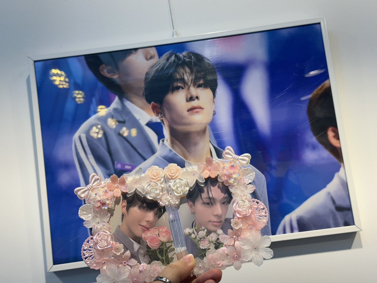 jjung_ski's tweet image. #핫도그와_쿨냥이로부터_온_편지
오늘 또 갔는데!!!!현수막이!!!생겻구요!!!!!너무아름답고 시앙 아 쳐아름다움아아 ㅇㅈㅈㅁ응카라는것 그냥 매일열었으면좋겠구요 매일가고싶구요 이번에는럭드를 티샤쓰!!뽑았습니다!!!!!!아행복해 ㅁㅊ 너무너무행복해...미치겟어요너무감사합니다