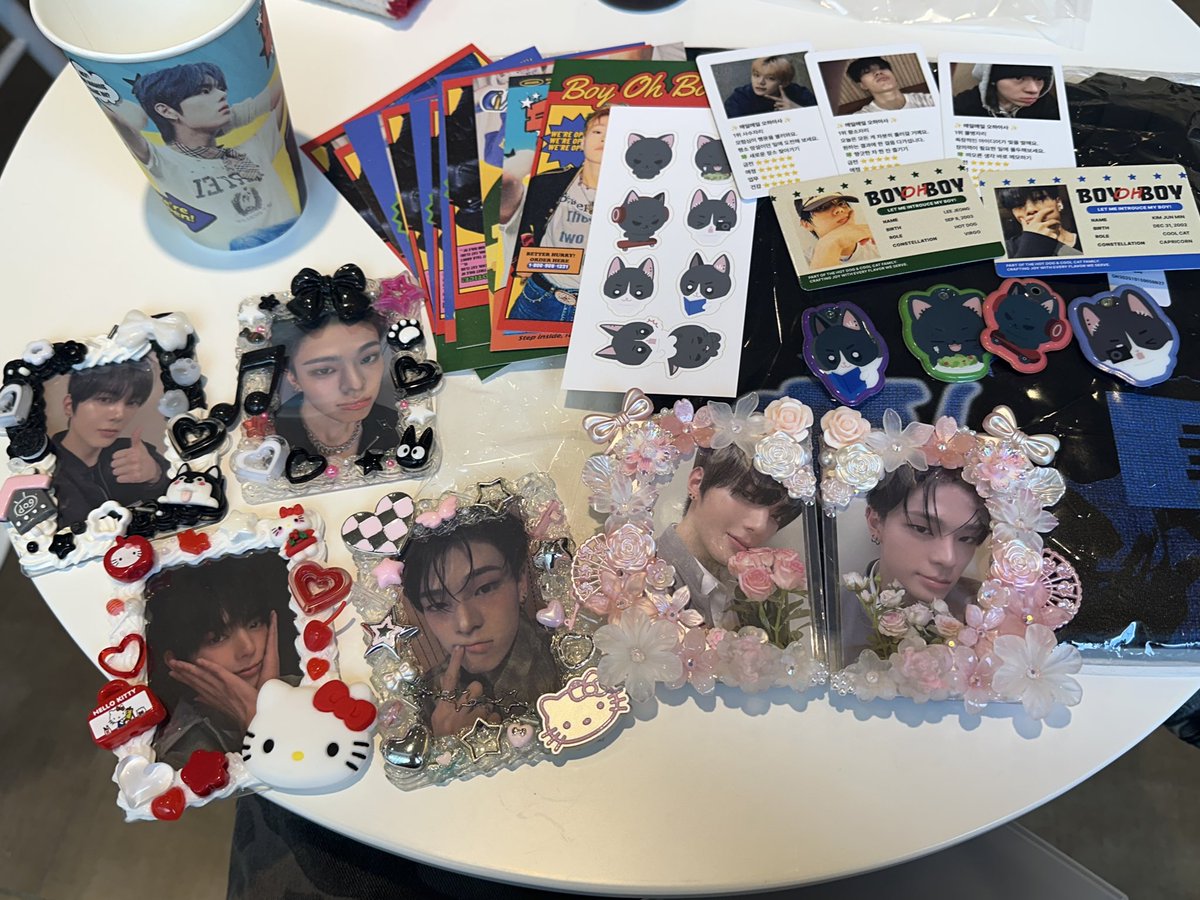 jjung_ski's tweet image. #핫도그와_쿨냥이로부터_온_편지
오늘 또 갔는데!!!!현수막이!!!생겻구요!!!!!너무아름답고 시앙 아 쳐아름다움아아 ㅇㅈㅈㅁ응카라는것 그냥 매일열었으면좋겠구요 매일가고싶구요 이번에는럭드를 티샤쓰!!뽑았습니다!!!!!!아행복해 ㅁㅊ 너무너무행복해...미치겟어요너무감사합니다