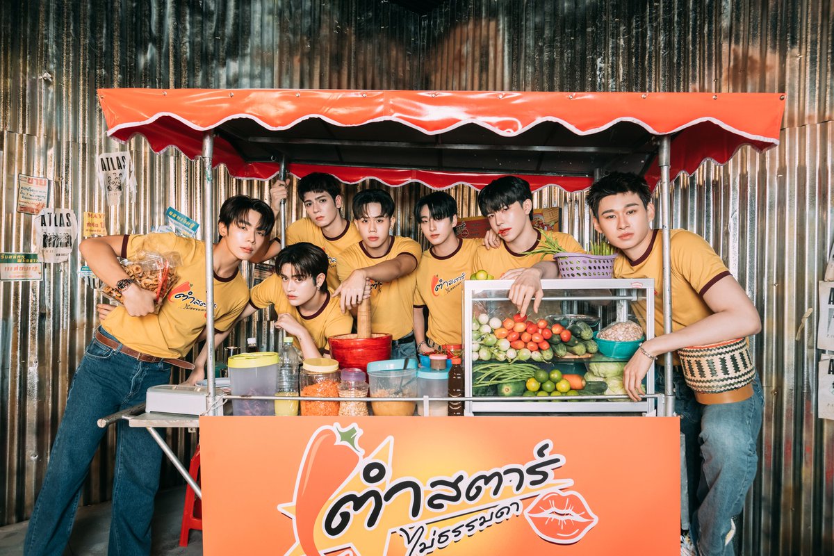 Hello_asian's tweet image. TPOP ทำถึง!!! จาก “วงมังคุด” สู่ “วงส้มตำ”ความแซ่บแบบไม่ธรรมดา
#ATLASSOMTAM_MV
#ส้มตำไทยใส่แอทลาส
#ATLAS_SOMTAM
เพลงใหม่ล่าสุดของ ATLAS - “SOMTAM (ส้มตำ)” (SINGLE ที่ 4 ในปี 2025)  เสิร์ฟส้มตำรสจัดจ้าน สะท้านใจ ผลงานการโปรดิวซ์เพลงโดย JAP the Richman Toy…