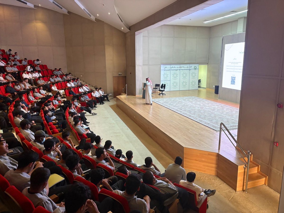 سعدت اليوم بتقديم ورشة “تسويق الذات وبناء الهوية المهنية” في <a href="/Tvtc_riyadhgdt/">التدريب التقني بمنطقة الرياض</a> ،
تحدثنا خلالها عن أهمية بناء هوية مهنية تعكس القيم والمهارات والإنجازات بوضوح واحترافية

ورشة ملهمة بتفاعل رائع من الحضور، جسدت شغفهم بتطوير ذواتهم وصناعة أثر مهني مميز